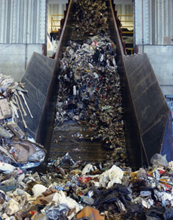 An apron conveyor moving solid waste